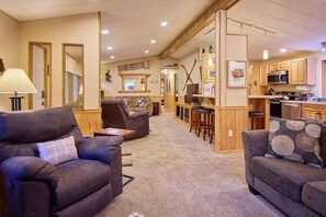 Smart TV, fireplace, DVD player, books - Riverfront Family Retreat Near Lake Wenatchee (Leavenworth)