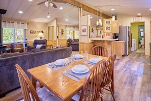 Dining - The Beach at River`s Bend -A Riverside Retreat (Leavenworth)