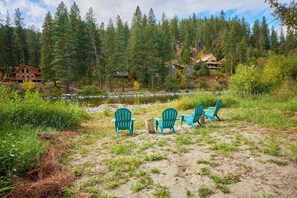 Property grounds - Riverfront Family Retreat Near Lake Wenatchee (Leavenworth)
