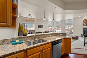 Fridge, microwave, oven, stovetop - Leavenworth Nest - Well Appointed Town Condo (Leavenworth)