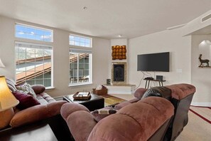 Smart TV, fireplace, books - Leavenworth Nest - Well Appointed Town Condo (Leavenworth)