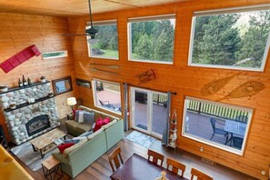 Smart-TV, Kamin, Tischfußball, Computerbildschirme