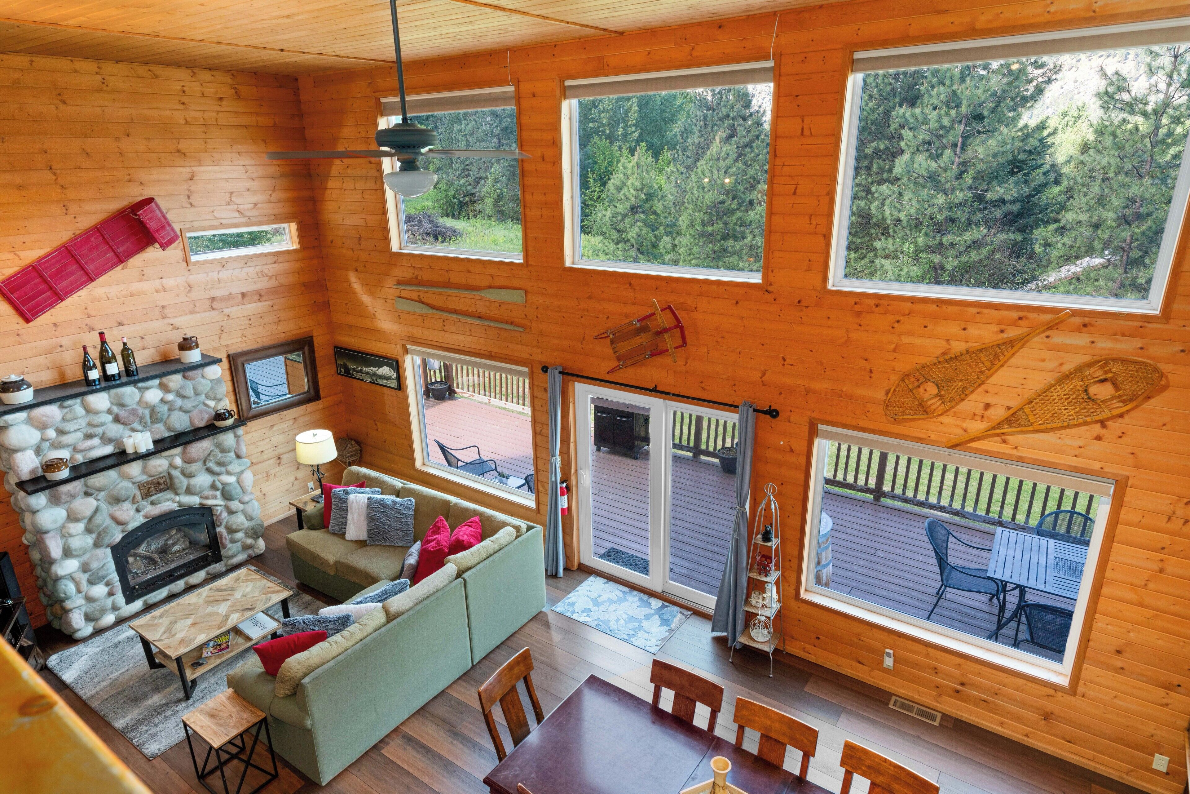 TV connectée, cheminée, baby-foot, écrans d'ordinateur