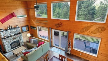 TV connectée, cheminée, baby-foot, écrans d'ordinateur