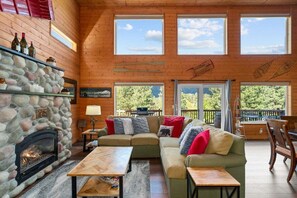 Smart-TV, Kamin, Tischfußball, Computerbildschirme