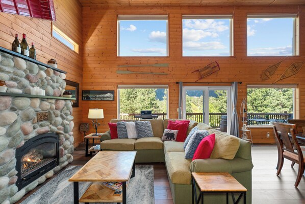 Smart TV, fireplace, foosball, computer monitors - Enchantment Haus -Mountain Majesty and Memorable Moments (Leavenworth)