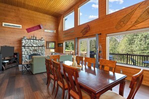 Interior - Enchantment Haus -Mountain Majesty and Memorable Moments (Leavenworth)