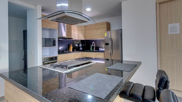 Refrigerador, microondas, horno y parrilla de estufa 