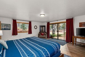 5 bedrooms, iron/ironing board, free WiFi, bed sheets - Large Hot Tub & Two Gamerooms for twice the fun! (Leavenworth)