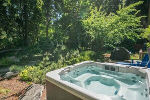 Outdoor spa tub - Large Hot Tub & Two Gamerooms for twice the fun! (Leavenworth)