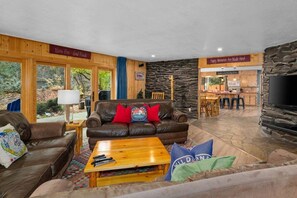 スマートテレビ、暖炉、テーブルサッカー台