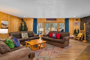 スマートテレビ、暖炉、テーブルサッカー台