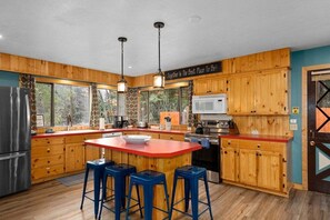 冷蔵庫、電子レンジ、オーブン、コンロ