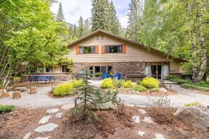 Exterior - Large Hot Tub & Two Gamerooms for twice the fun! (Leavenworth)