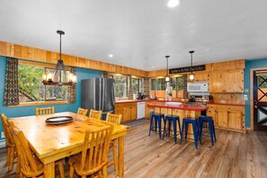 Dining - Large Hot Tub & Two Gamerooms for twice the fun! (Leavenworth)