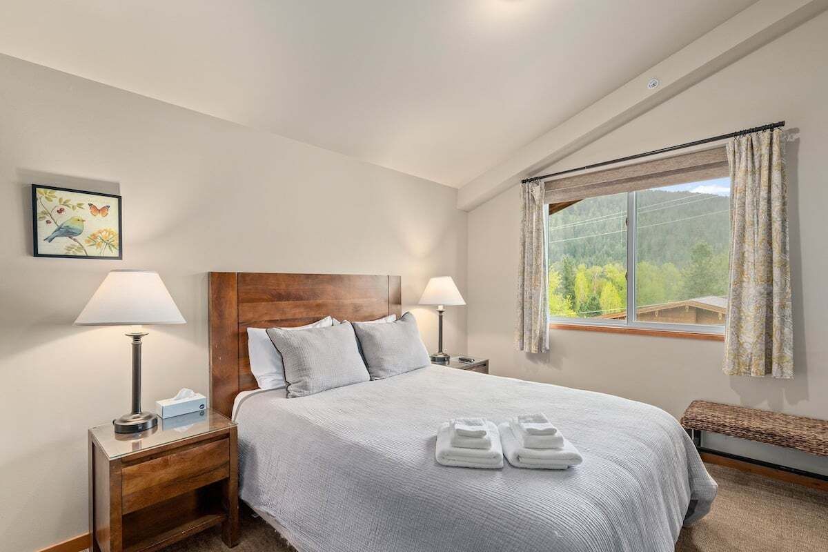 2 bedrooms, iron/ironing board, WiFi (free), bed sheets