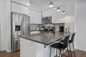 Refrigerador, microondas, horno, placa de cocina