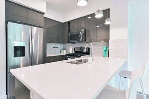 Jääkaappi, mikroaaltouuni, uuni, liesi