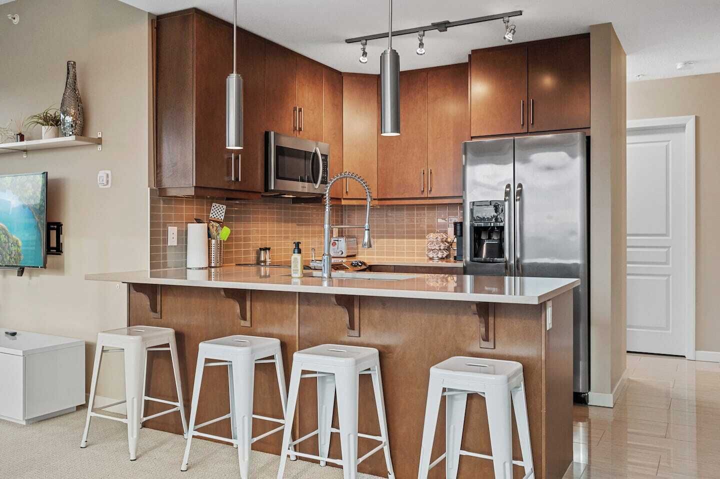 Réfrigérateur, micro-ondes, four, plaque de cuisson