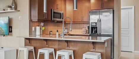 Réfrigérateur, micro-ondes, four, plaque de cuisson