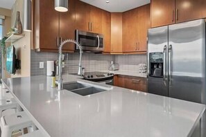 Refrigerador, microondas, horno y parrilla de estufa