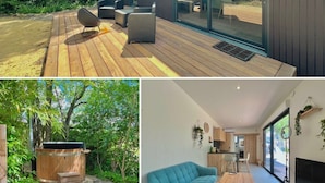 Une maison moderne dotée d’une terrasse, d’un jacuzzi et d’un salon confortable avec un canapé et une télévision.