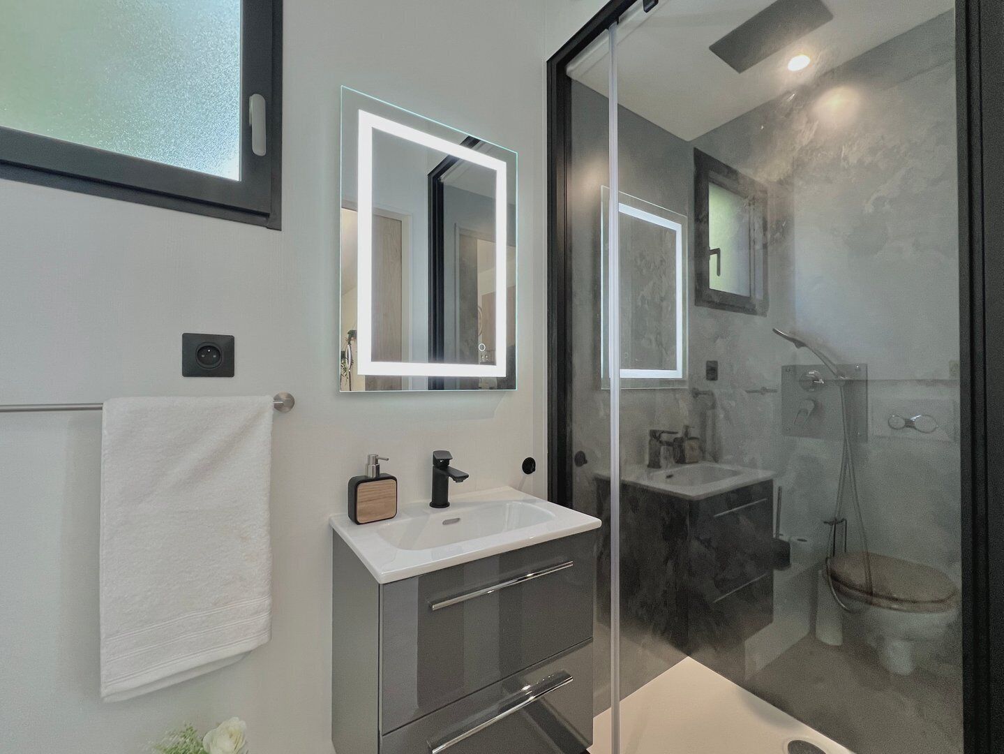 Douche, sèche-cheveux, serviettes fournies