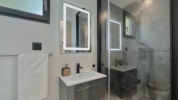 Douche, sèche-cheveux, serviettes fournies