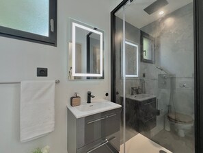 Shower, hair dryer, towels
