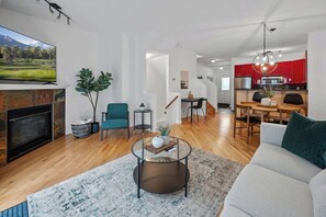 TV, offices - King Bed | 3BD | AC | Mins from Downtown | Garage (Calgary)