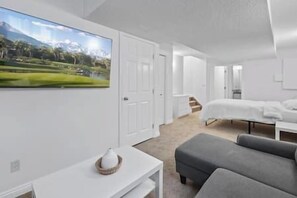 3 bedrooms, iron/ironing board, free WiFi, bed sheets - King Bed | 3BD | AC | Mins from Downtown | Garage (Calgary)