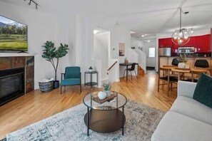 Smart TV - King Bed | 3BD | AC | Mins from Downtown | Garage (Calgary)