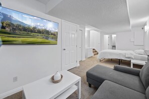 3 bedrooms, iron/ironing board, free WiFi, bed sheets - King Bed | 3BD | AC | Mins from Downtown | Garage (Calgary)