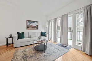 TV, offices - King Bed | 3BD | AC | Mins from Downtown | Garage (Calgary)