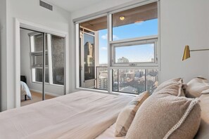 2 bedrooms, desk, iron/ironing board, free WiFi - King Bed | Cgy Tower Views| Mins to Saddledome (Calgary)