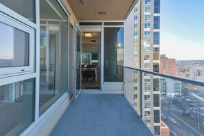 Outdoor dining - King Bed | Cgy Tower Views| Mins to Saddledome (Calgary)