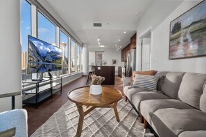 Smart TV - King Bed | Cgy Tower Views| Mins to Saddledome (Calgary)