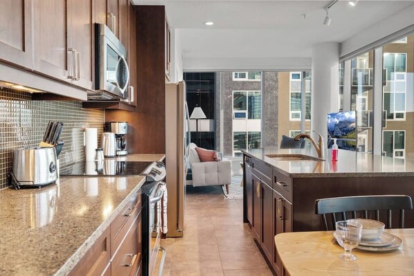 Fridge, microwave, oven, stovetop - King Bed | Cgy Tower Views| Mins to Saddledome (Calgary)