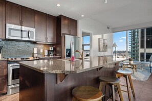 Jääkaappi, mikroaaltouuni, uuni, liesi