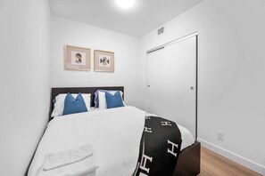 1 bedroom, iron/ironing board, free WiFi, bed sheets - Walk to Saddledome| Cgy Tower View | Rooftop Patio (Calgary)