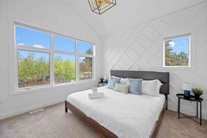 3 bedrooms, desk, iron/ironing board, free WiFi