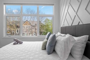 3 bedrooms, desk, iron/ironing board, free WiFi