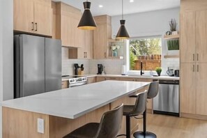 Fridge, microwave, oven, stovetop - Ping Pong | King Bed | 3BR | Garage| AC | Backyard (Calgary)