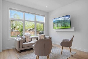 TV, offices - Ping Pong | King Bed | 3BR | Garage| AC | Backyard (Calgary)