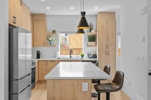 Geladeira, micro-ondas, fogão, cooktop
