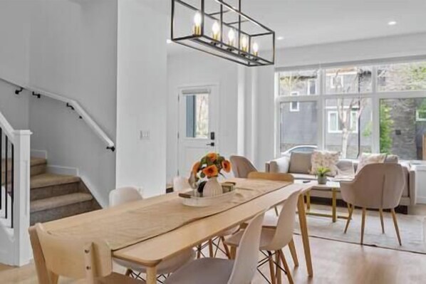 Interior - Ping Pong | King Bed | 3BR | Garage| AC | Backyard (Calgary)