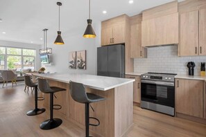 Fridge, microwave, oven, stovetop - Ping Pong | King Bed | 3BR | Garage| AC | Backyard (Calgary)