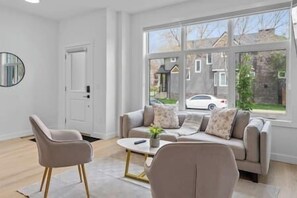 Smart TV, table tennis - Ping Pong | King Bed | 3BR | Garage| AC | Backyard (Calgary)