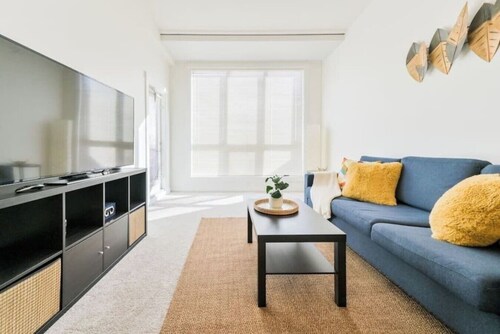 Spacious & Bright Condo 10 Min from DT