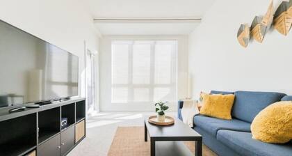 Spacious & Bright Condo 10 Min from DT